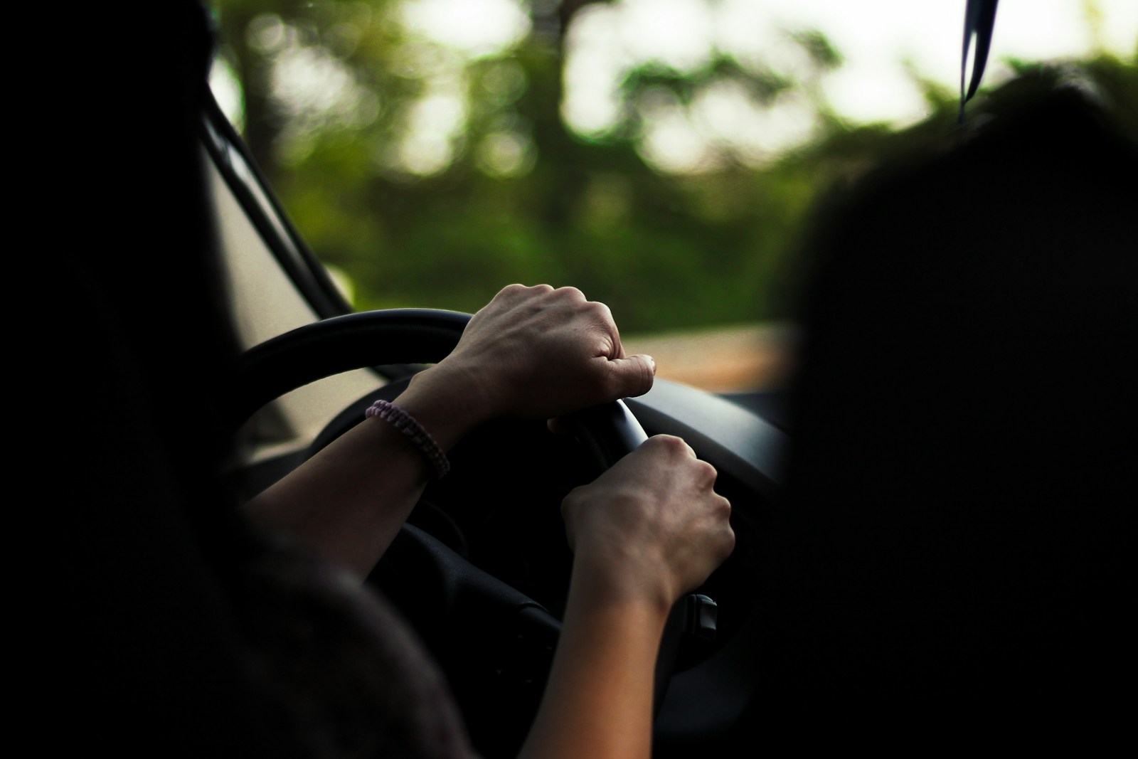 Manos al volante durante la conducción de un automóvil